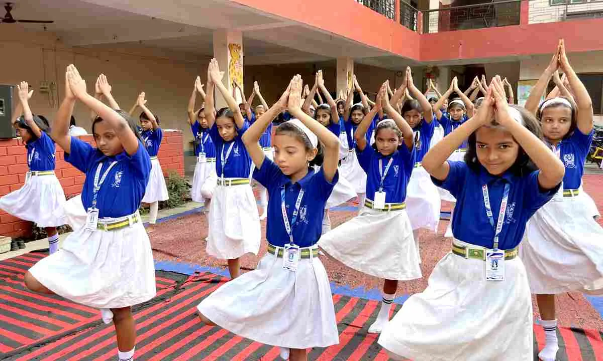 International Yoga Day 2024: एम.एम.के. हाई स्कूल में योग दिवस के अवसर पर कई कार्यक्रम 